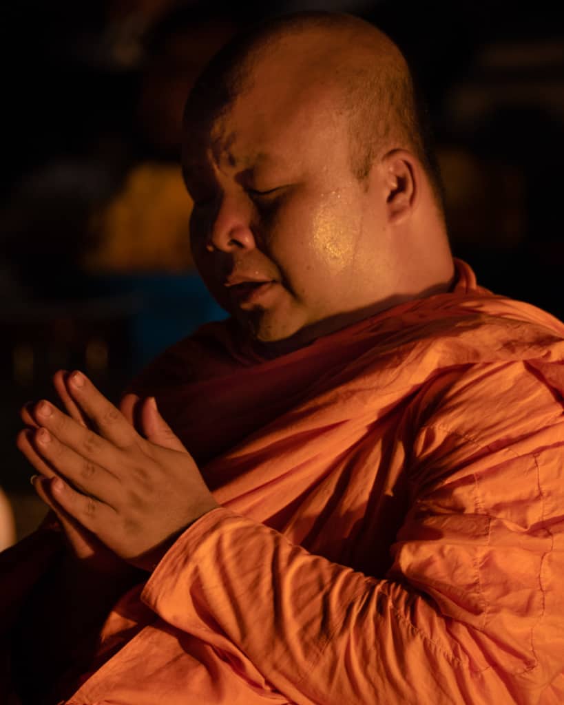 Lantern-festival-Yee-Peng-Chiang-Mai-monk-praying