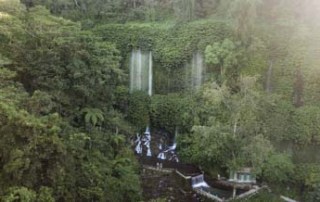 Benang-Stokel-Kelambu-waterfall