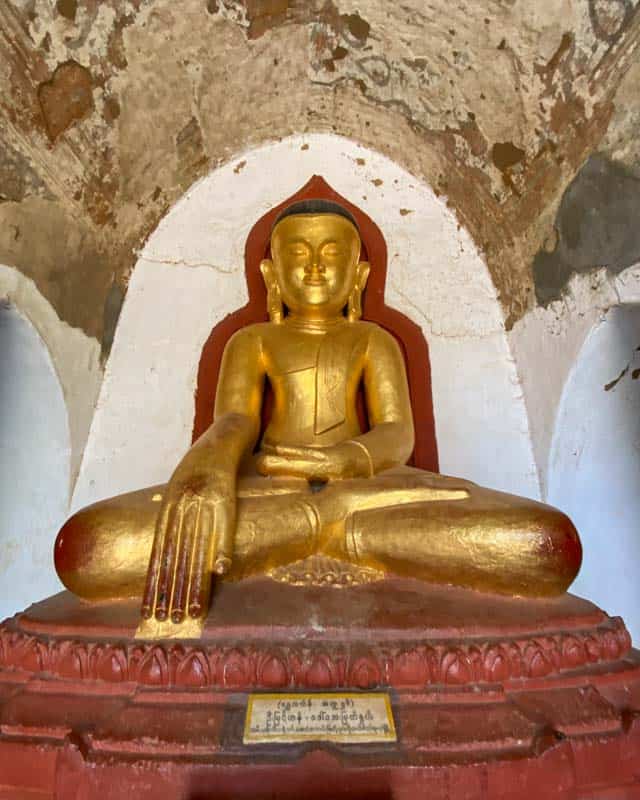 golden-buddha-statue-pagodas-bagan-myanmar