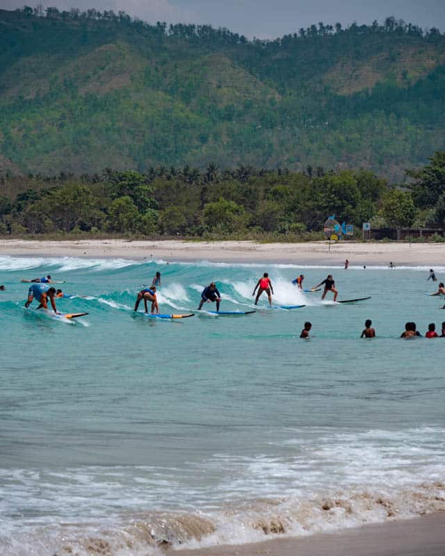 selong-belanak-beach-lombok-surfing