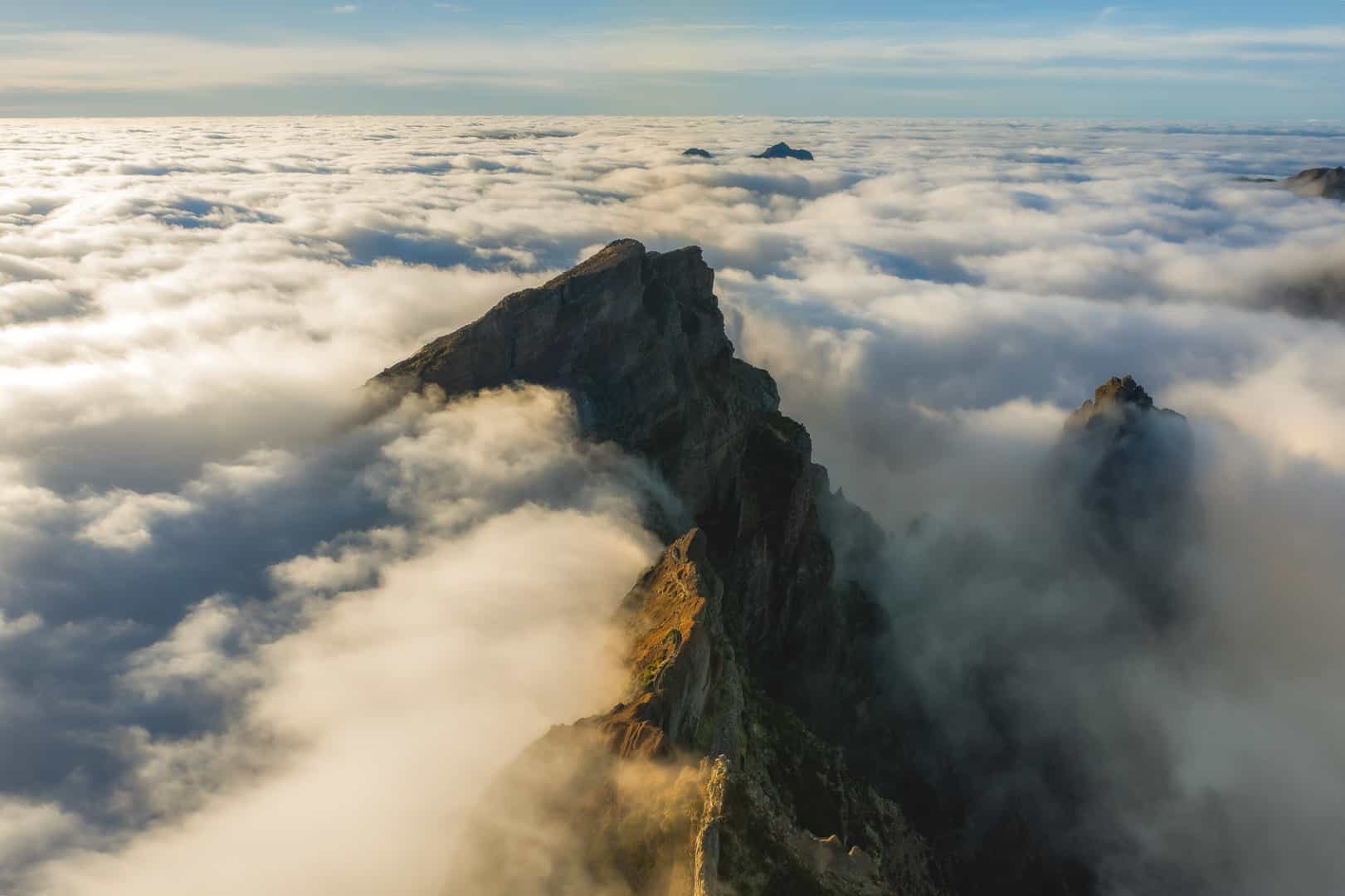 pico-do-arieiro-trail-clouds