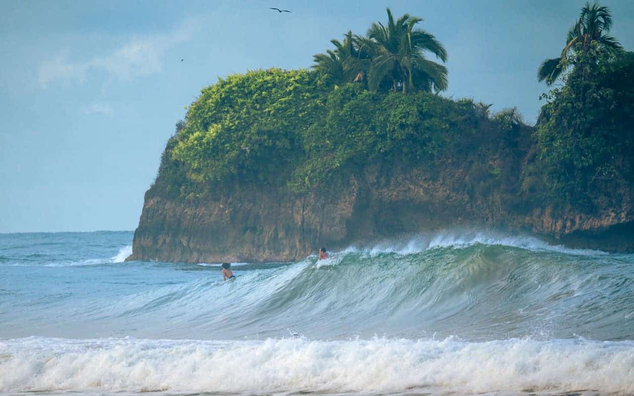 playa-cocles-island-surfers