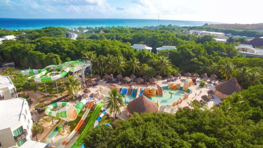 family-resorts-in-playa-del-carmen-sandos-caracol-water-activities
