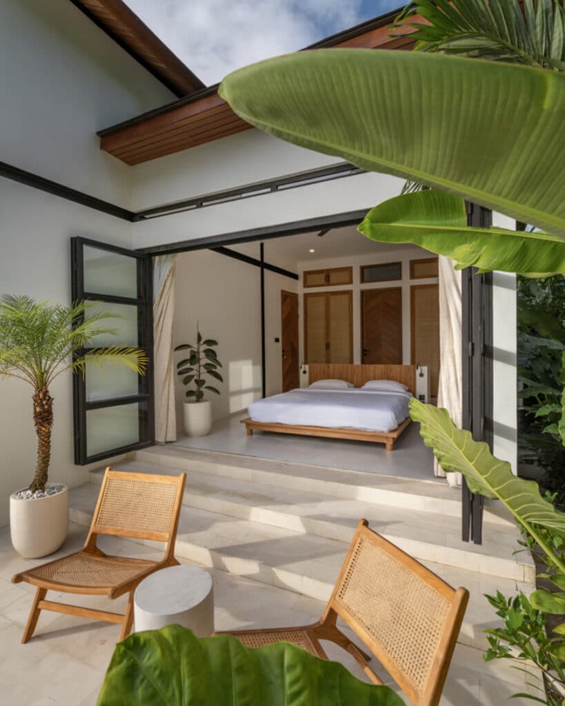 villa-lush-bedroom